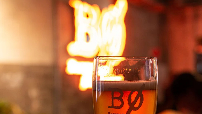 Bilde av et ølglass med logoen til Bergen Ølfestival: BØ