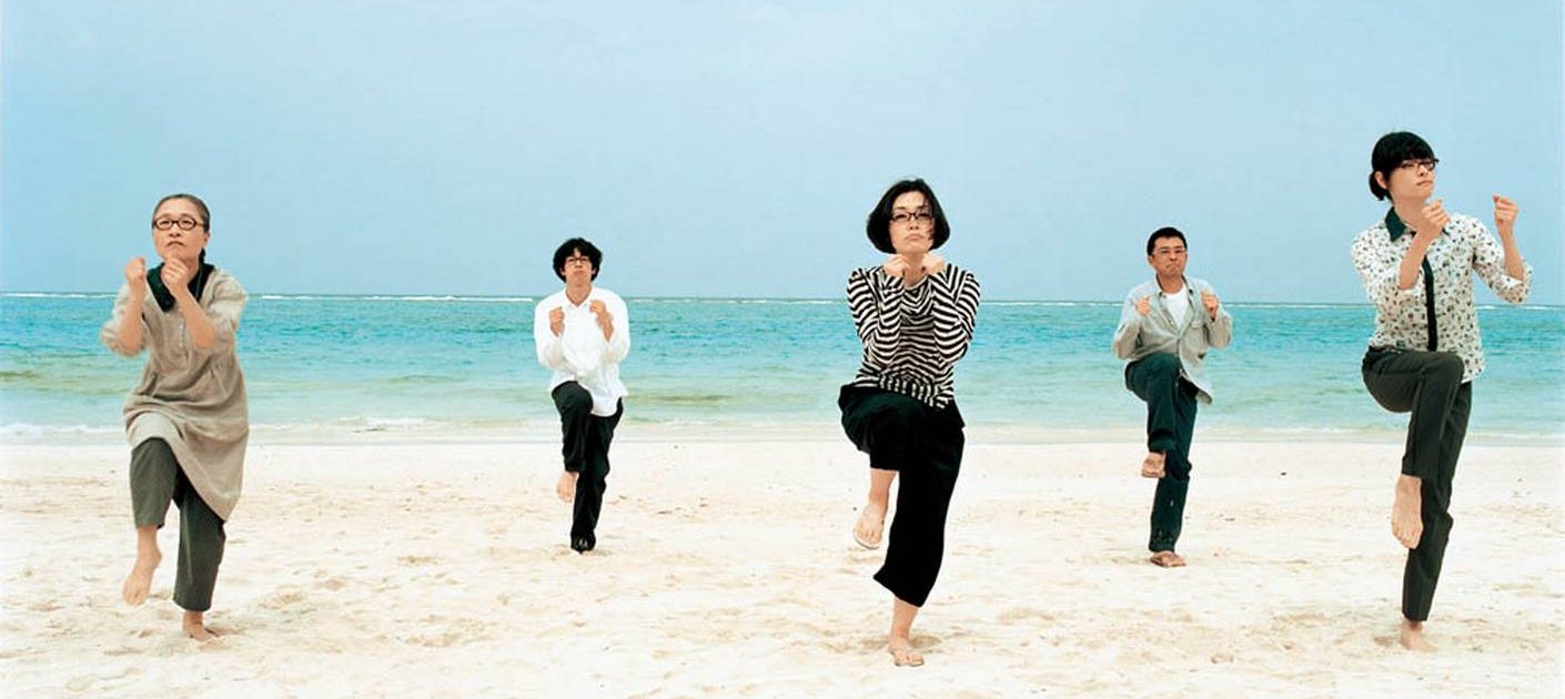 Bilde fra filmen Briller - kvinner danser på en strand