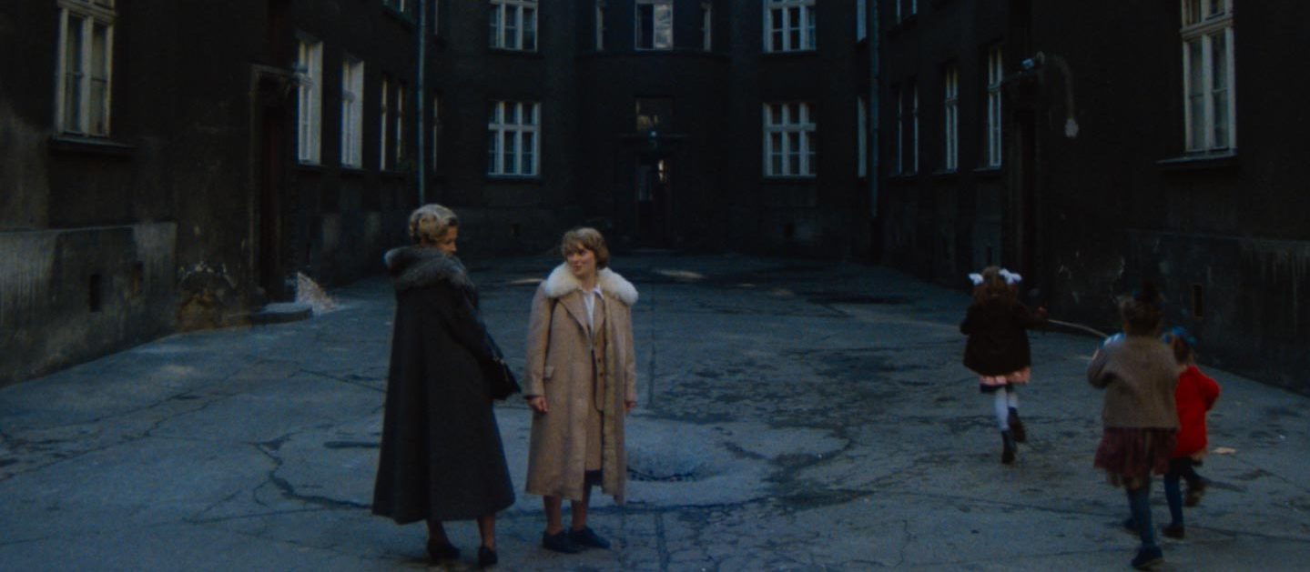 Bilde fra filmen Diary for my lovers - to kvinner på gårdsplass