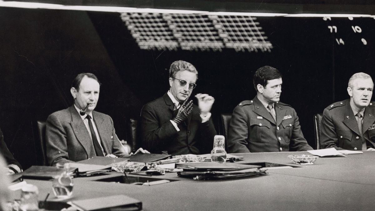 Bilde fra filmen Dr. Strangelove - menn i uniform ved et bord