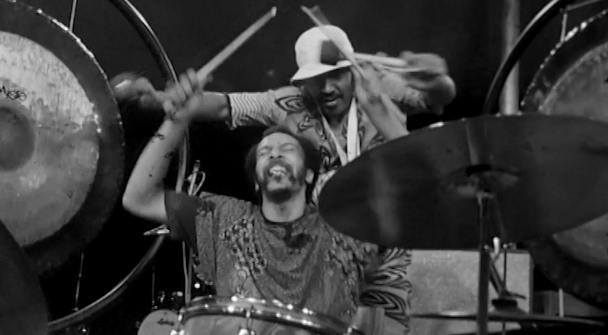 Bilde fra filmen om Milford Graves - mann ved trommer