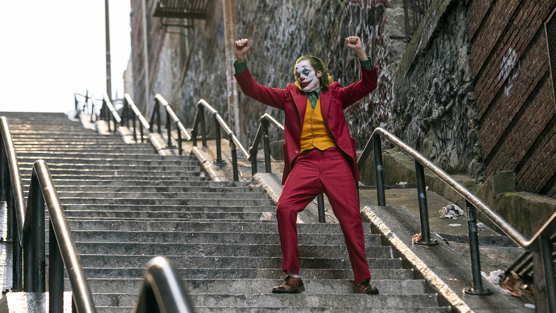 Bilde fra filmen Joker - en klovn løper ned en lang trapp