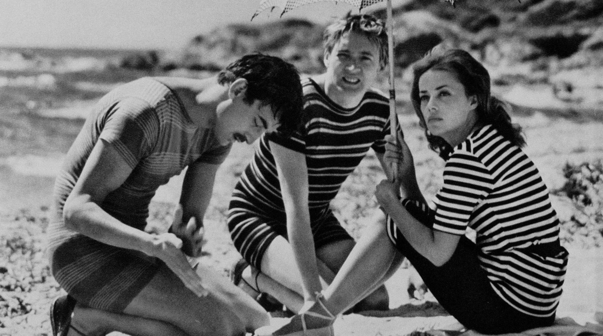 Bilde fra filmen Jules og Jim - tre ungdommer på stranden