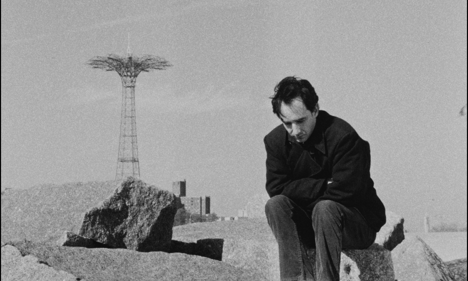 Bilde fra filmen Pi - mann sitter på en stein