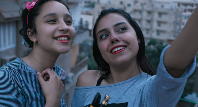 Bilde fra filmen - to unge jenter tar selfie