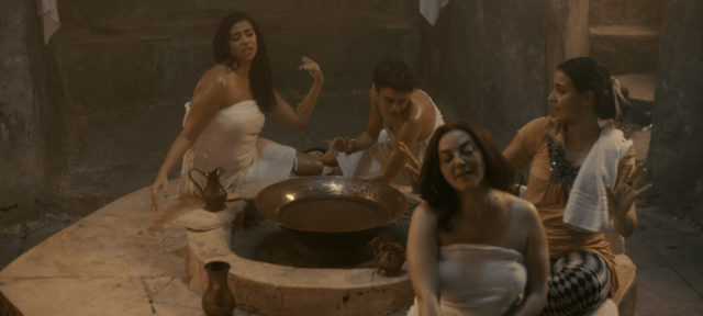 Bilde fra filmen - en gruppe kvinner i hammam
