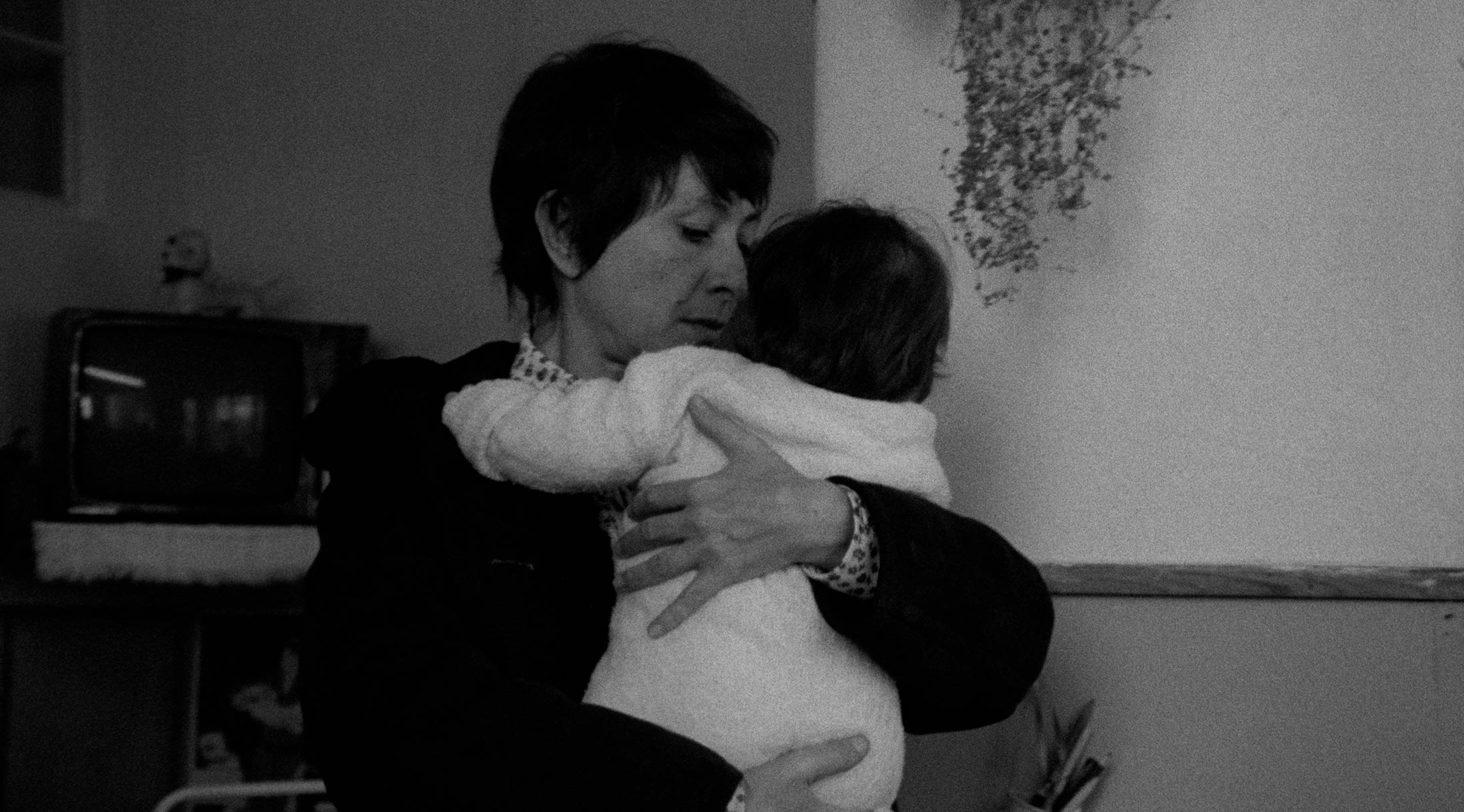 bilde fra filmen Adoption - kvinne med lite barn på armen