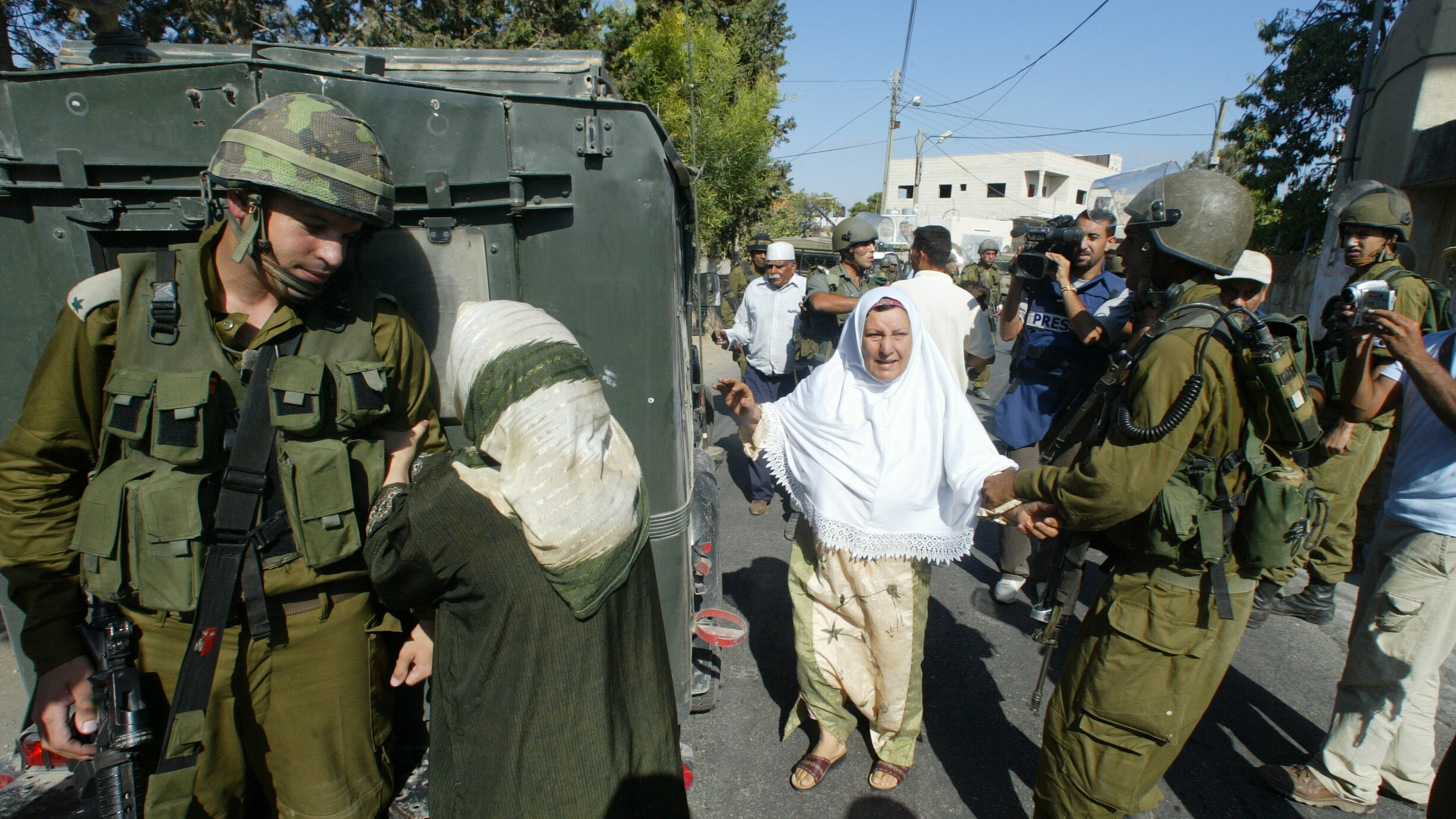 Bilde fra filmen 5 Broken cameras - soldater og palestinske kvinner