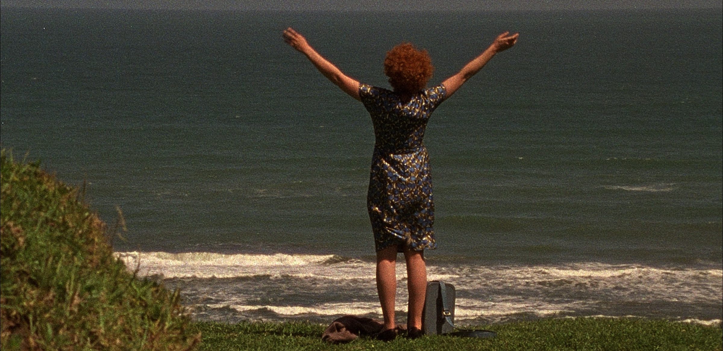 Bilde fra filmen En Engel ved mitt bord, en kvinne ved en strand