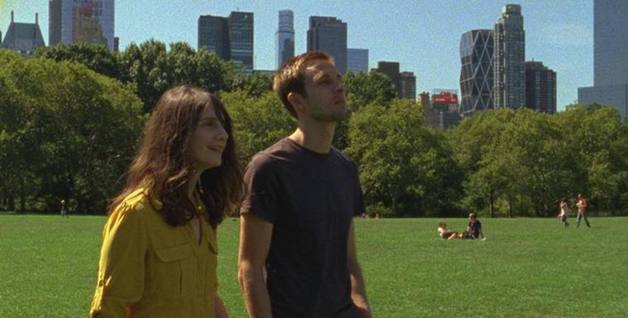 Bilde fra filmen to personer i en park